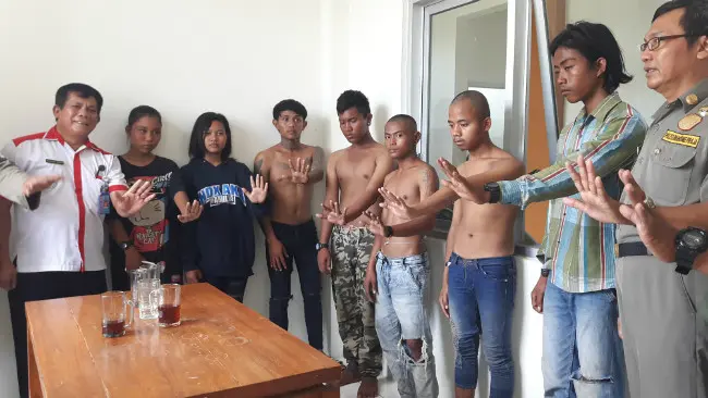 Satpol PP Kabupaten Brebes, Jawa Tengah merazia sejumlah anak punk yang meresahkan masyarakat karena sering mabuk-mabukan. (Liputan6.com/Fajar Eko Nugroho)