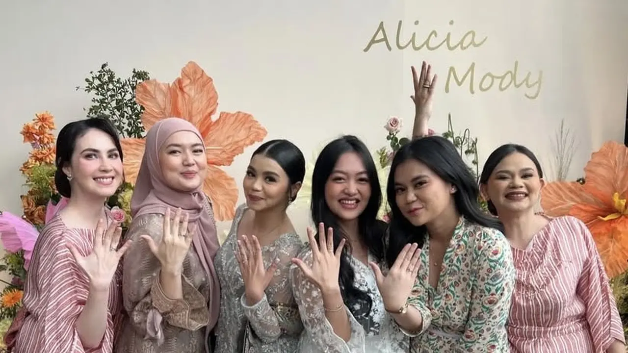 Tampilan Arumi Bachsin saat lamaran adiknya