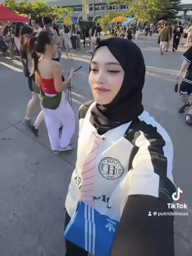 Gaya Putri Delina Nonton Konser Bruno Mars. [@putridelinaa]