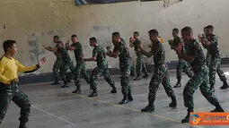 Citizen6, Surabaya: Puasa Ramadan siswa Dikmapa PK TNI angkatan ke-19 tetap berlatih fisik di GOR M. Pardi, Kobangdikal, Jumat (3/8). (Pengirim: Penkobangdikal).