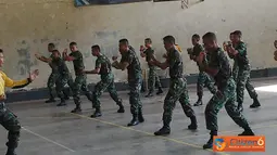 Citizen6, Surabaya: Puasa Ramadan siswa Dikmapa PK TNI angkatan ke-19 tetap berlatih fisik di GOR M. Pardi, Kobangdikal, Jumat (3/8). (Pengirim: Penkobangdikal).