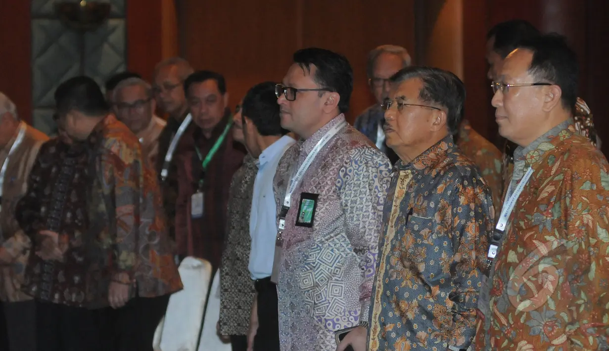 Wapres Jusuf Kalla (kedua kanan) saat menghadiri acara Musyawarah Nasional Masyarakat Ketenagalistrikan Indonesia (MKI) ke VI di gedung PLN Pusat, Jakarta, Kamis (12/3/2015). (Liputan6.com/Herman Zakharia)