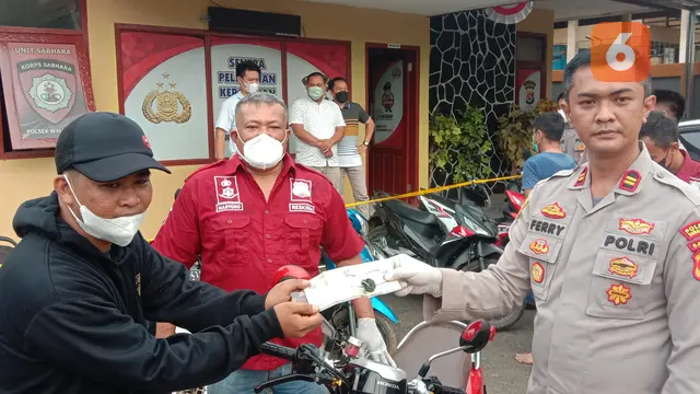 Kapolsek walantaka, Iptu Ferry Andriatna,Menyerahkan Sepeda Motor Korban Di Kantornya. (Selasa, 19/07/2022). (Liputan6.com/Yandhi Deslatama).