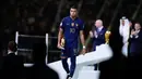 Pemain Prancis Kylian Mbappe berjalan dengan membawa penghargaan Sepatu Emas usai melawan Argentina pada pertandingan sepak bola final Piala Dunia 2022 di Stadion Lusail, Lusail, Qatar, 18 Desember 2022. Kylian Mbappe berhak membawa pulang trofi penghargaan Sepatu Emas setelah menjadi pencetak gol terbanyak selama gelaran Piala Dunia 2022. (AP Photo/Natacha Pisarenko)