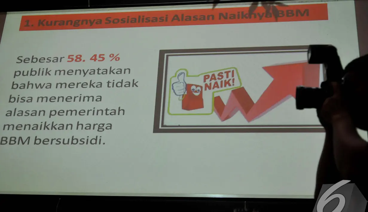 Sebuah slide yang memperlihatkan sebagian besar responden tidak bisa menerima kenaikan harga BBM, Jakarta, Jumat (21/11/2014). (Liputan6.com/Johan Tallo)