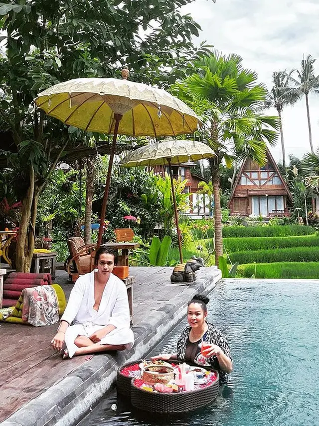 6 Momen Liburan Ajun Perwira dan Jennifer Ipel Ini Romantis
