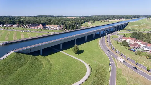 Pont Canal Du Sart (sumber: Reddit)
