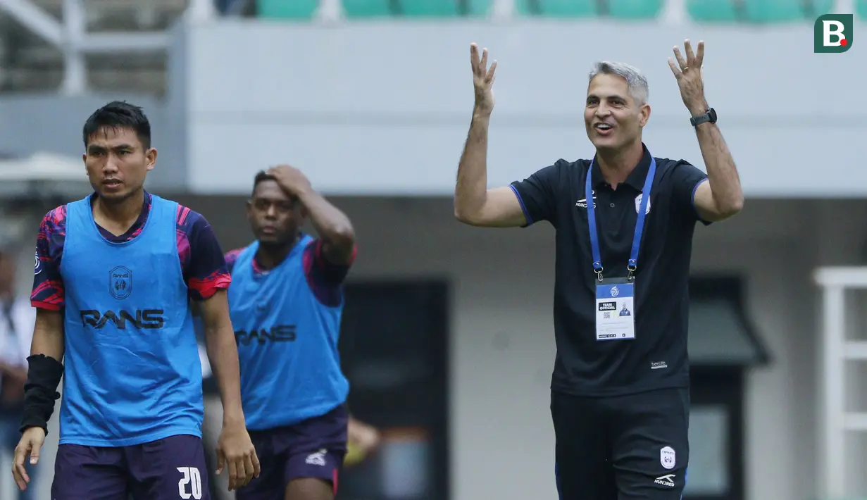 <p>Pelatih RANS Nusantara FC, Rodrigo Santana saat melawan Persib Bandung pada laga pekan ke-25 BRI Liga 1 2022/2023 di Stadion Pakansari, Bogor, Minggu (19/2/2023). (Bola.com/M Iqbal Ichsan)</p>