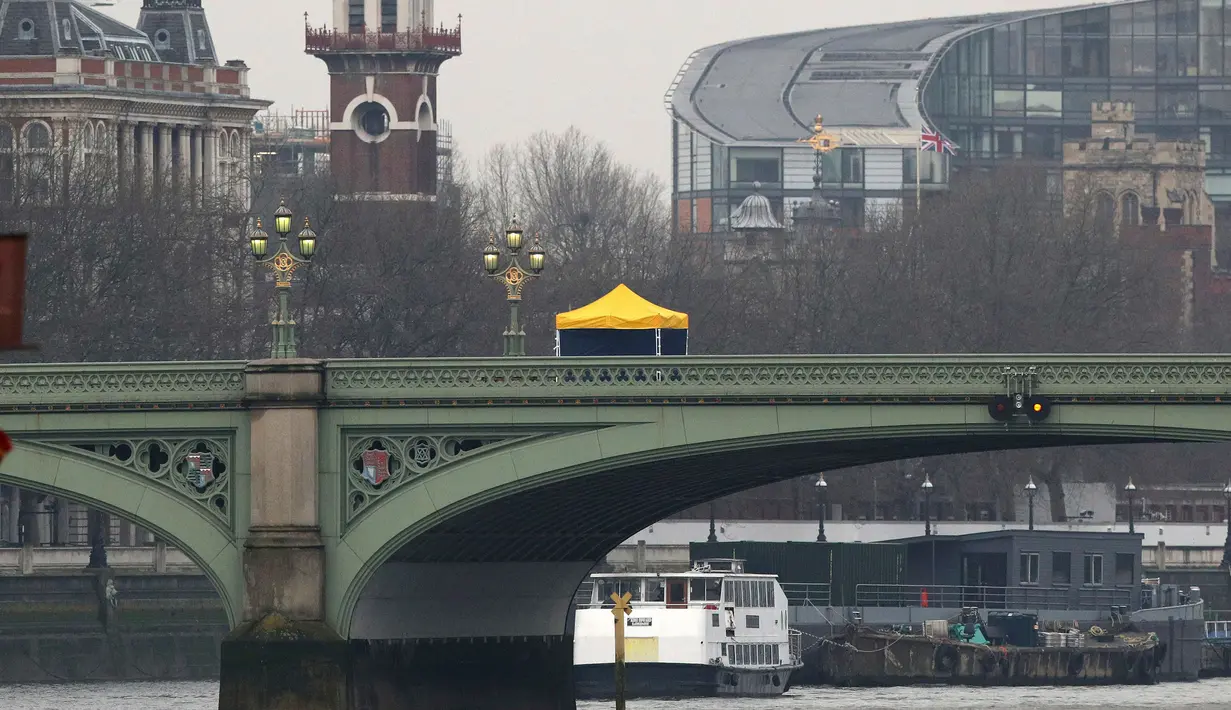 Sebuah tenda forensik didirikan di atas Jembatan Westminster setelah serangan teror di London, Rabu (22/3). Sedikitnya lima orang tewas dalam serangan teror di Jembatan Westminster dan di dekat Gedung Parlemen itu. (Jonathan Brady/PA via AP)