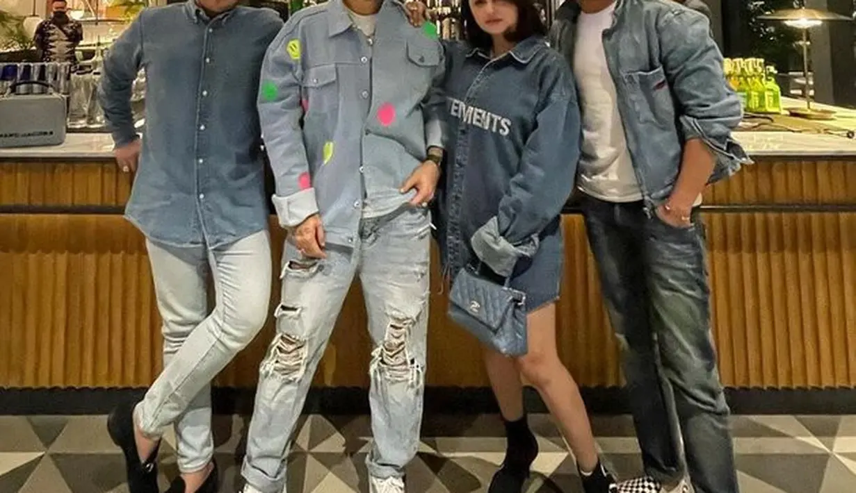 Caren Delano, fashion designer yang juga yang jadi partner ngehost Nassar, Dewi Perssik, dan Rian Ibram langsung bersiap menyambut momen bahagia tersebut. (instagram.com/rianibram)