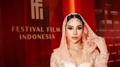 Dalam balutan kebaya warna peach, Anya Geraldine memukau penonton dengan penampilan menawan di red carpet FFI 2023 berkat kerudungnya. Kebaya rancangan Eddy Betty dan kain batik menjadi pilihan yang sempurna, dipadukan dengan kain kerudung senada. (Liputan6.com/IG/@anyageraldine)