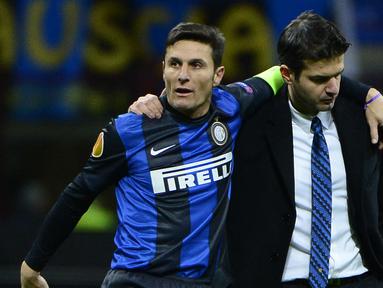 Wibawa seorang manajer tim biasanya berbanding lurus dengan faktor usia. Usia yang melebihi para pemain dinilai akan memudahkan sang manajer untuk menangani tim. Apa jadinya jika sang manajer justru lebih muda dari pemainnya? Berikut 6 manajer yang mampu menjawab. (AFP/Olivier Morin)