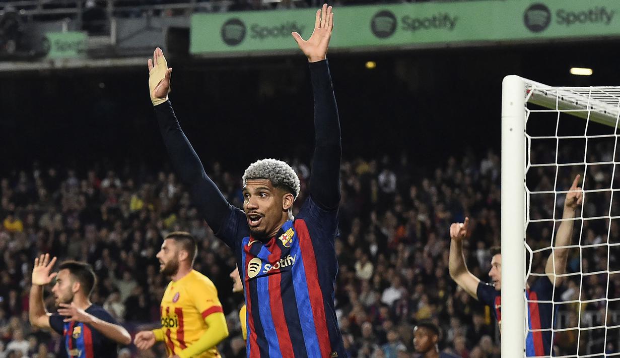 Reaksi bek Barcelona, Ronald Araujo atas keputusan wasit saat menghadapi Girona pada laga Liga Spanyol 2022/2023 di Camp Nou Stadium, Barcelona (10/4/2023). Ronald Araujo yang berpaspor Uruguay merupakan jebolan La Masia yang dipromosikan ke tim utama Barcelona sejak awal musim 2020/2021. Perannya amat sentral di posisi bek tengah Barcelona. Hingga kini ia telah tampil dalam 113 laga di semua ajang dengan torehan 7 gol dan 3 assist. (AFP/Pau Barrena)