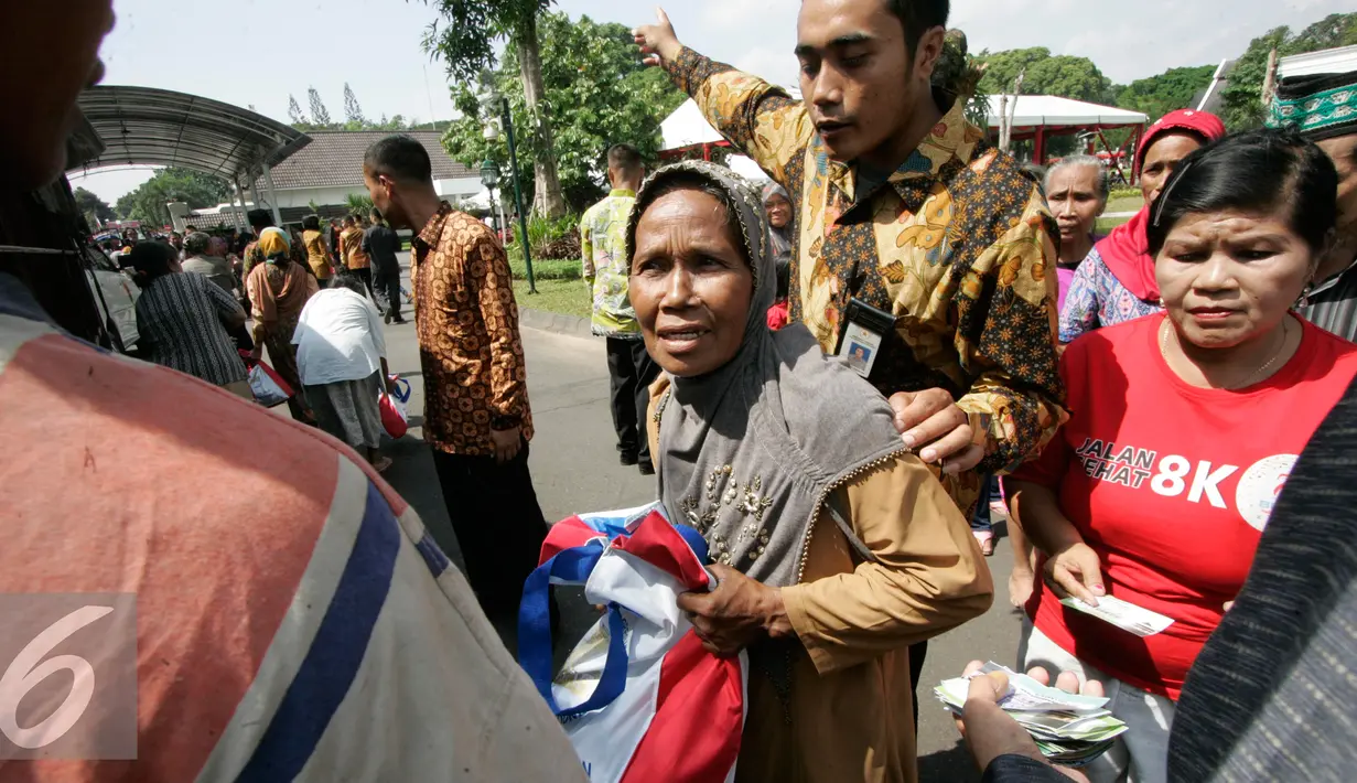  Warga membawa semboko dari Presiden Jokowi saat open house di Istana Kepresidenan Gedung Agung, Yogyakarta, Sabtu (9/7). Open House ini diikuti oleh ribuan masyarakat yang berada di Yogyakarta. (Liputan6.com/Boy Harjanto)