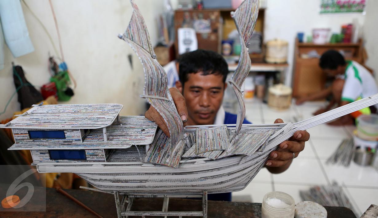 Seorang warga binaan menyelesaikan kapal pinishi yang terbuat dari lintingan koran di Lapas Kelas 1 Tangerang, Kota Tangerang.(29/10). (Liputan6.com/Fery Pradolo)