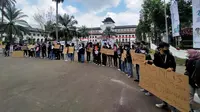 Aksi demonstrasi bertajuk "Mimbar Bersama Membela Kebebasan Berekspresi" digalang Aliansi Jurnalis Independen (AJI) Bandung di depan Gedung Sate Bandung, Sabtu (20/8/2022). (Foto: Liputan6.com/Huyogo Simbolon)
