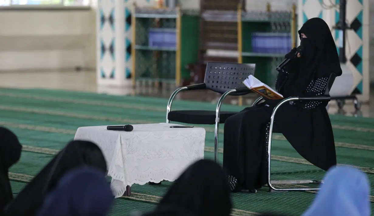 Ibu dua anak itu menegaskan, dengan keduanya sepakat untuk mengakhiri rumah tangganya, berarti masing-masing bisa menjalin hubungan dengan orang lain. Termasuk kabar Caisar yang telah di jodohkan dengan wanita lain. (Adrian Putra/Bintang.com)