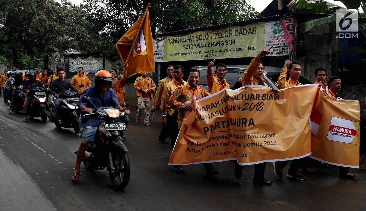 Kader Partai Hanura versi Sariffudin Sudding melakukan Long March sambil membawa spanduk menuju kediaman Dewan Pembina Partai Hanura Wiranto di Cipayung, Jakarta, Kamis (18/1). (Liputan6.com/JohanTallo)