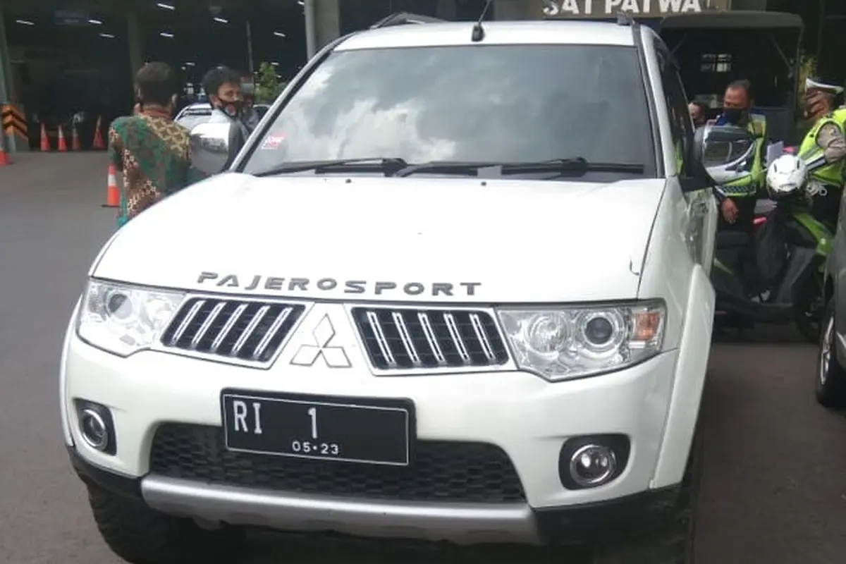 Mobil Mitsubishi Pajero Berpelat R1.