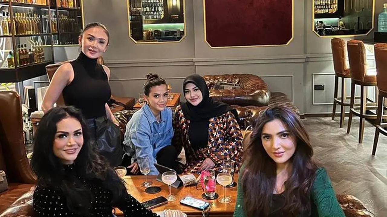 7 Potret Lebaran Krisdayanti dan Ashanty di Singapura, Berkumpul Bersama Anak