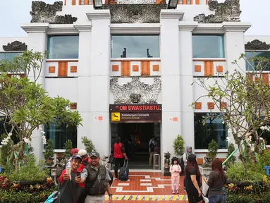 Suasana di gerbang kedatangan Bandara Internasional I Gusti Ngurah Rai, Bali, Kamis (30/11). Aktivitas kedatangan dan keberangkatan Bandara Internasional I Gusti Ngurah Rai sudah beroperasi dengan normal. (Liputan6.com/Immanuel Antonius)