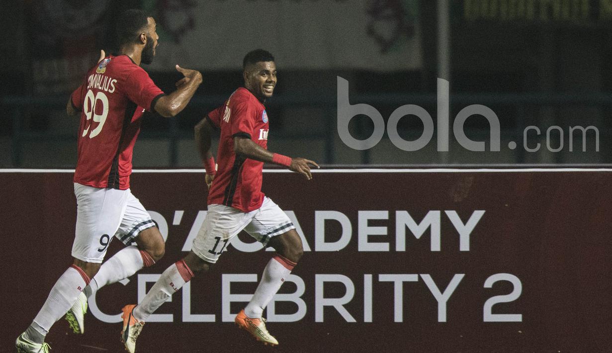 Gelandang Bali United, Yabes Roni, merayakan gol yang dicetaknya ke gawang Persib Bandung. Secara mengejutkan, Bali United sempat unggul 2-0 melalui gol Irfan Bachdim '15 dan Yabes Roni '69. (Bola.com/Vitalis Yogi Trisna)