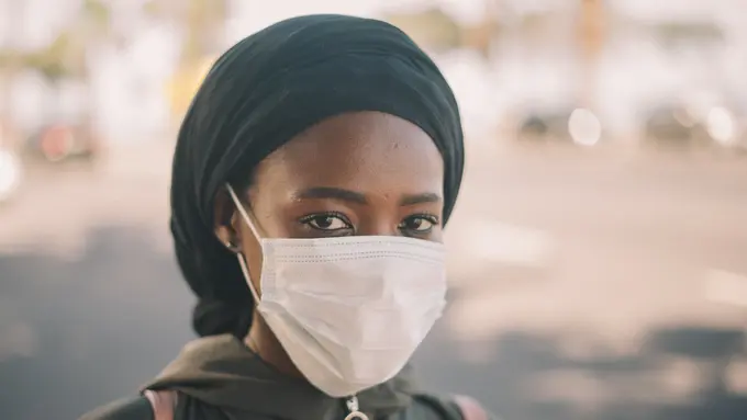 Ilustrasi Perempuan pakai masker