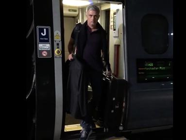 Jose Mourinho menggunakan kereta saat tiba di Manchester United untuk memulai aktifitasnya. (Instagram/Jose Mourinho)