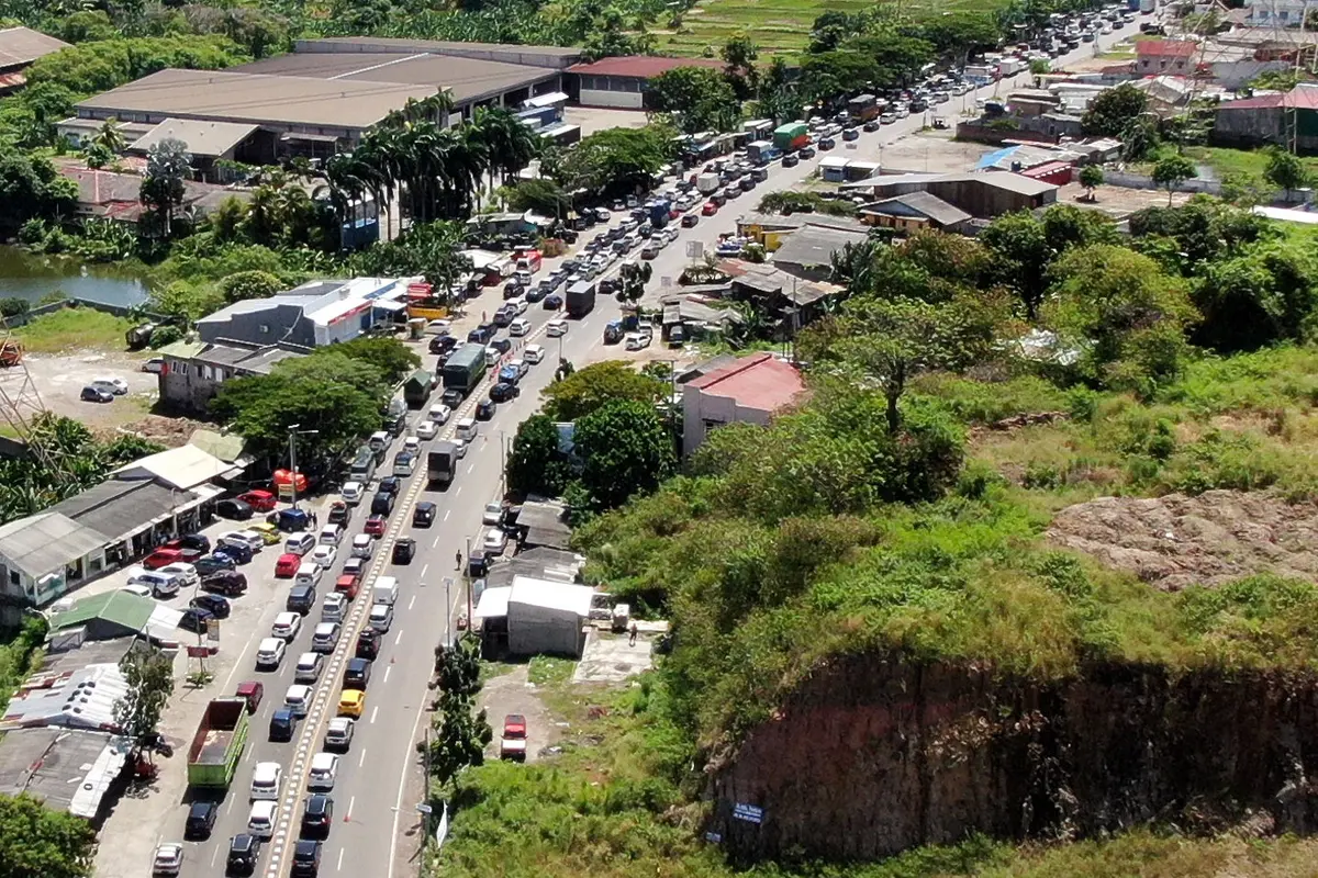 FOTO: Lonjakan Pemudik Menuju Pelabuhan Merak Sebabkan Kemacetan 7 Km