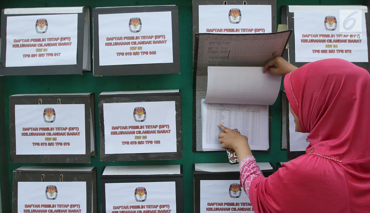 Warga melakukan pengecekan namanya sebagai pemilih tetap Pemilu 2019 di Kelurahan Cilandak Barat, Jakarta, Rabu (17/10). KPU DKI Jakarta membuka 267 posko sebagai tempat pengecekan hak pilih DPT Pemilu 2019 di setiap kelurahan. (Merdeka.com/Arie Basuki)