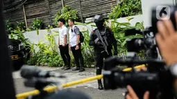 Polisi telah memasang garis polisi untuk melakukan olah tempat kejadian perkara pada insiden penembakan yang terjadi di gedung pusat Majelis Ulama Indonesia (MUI). (Liputan6.com/Faizal Fanani)