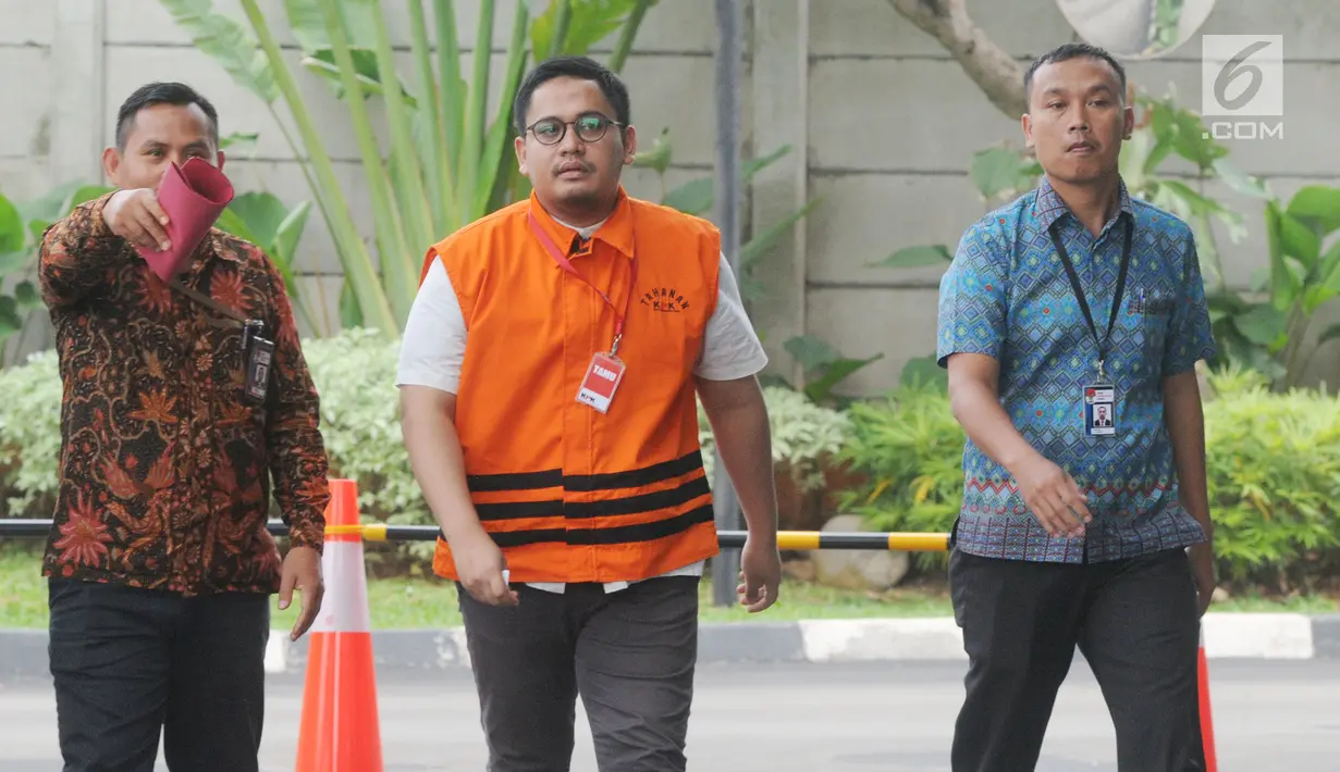 Pengacara Arif Fitrawan (tengah) tiba untuk pemeriksaan di gedung KPK, Jakarta, Rabu (12/12). Arif Fitrawan menjalani pemeriksaan perdana setelah ditetapkan sebagai tersangka dugaan suap penanganan perkara di PN Jakarta Selatan. (Merdeka.com/Dwi Narwoko)