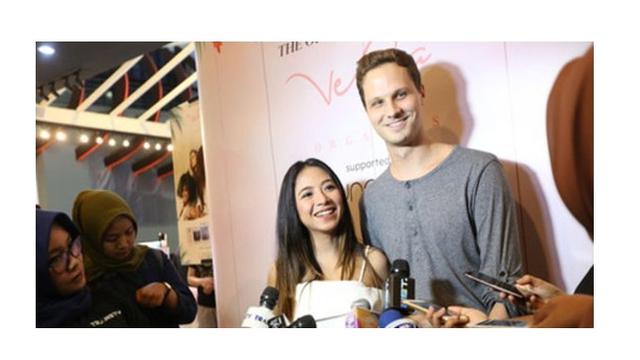 6 Pasangan Artis Ini Punya Tinggi Badan yang Beda Banget, Tetap Serasi