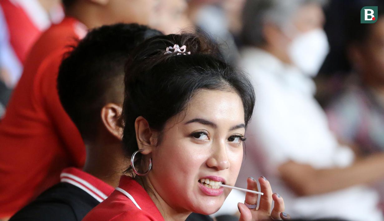 Suporter saat menyaksikan laga Timnas Indonesia vs Argentina pada laga FIFA Matchday 2023 di Stadion Utama Gelora Bung Karno, Jakarta, Senin (19/6/2023). (Bola.com/Muhammad Iqbal Ichsan)