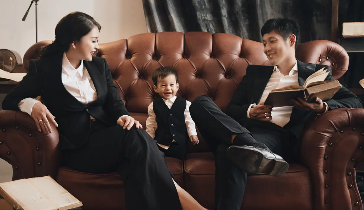 Tak hanya dengan baju petualang, keluarga kecil Putri Titian dan Junior Liem juga tampak mengenakan baju formal. (Foto: instagram.com/putrititian)