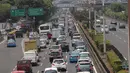 Ratusan kendaraan roda empat mengalami kemacetan ketika melintasi jalan tol Jakarta, Rabu (30/9). Jasa Marga mencatat volume kendaraan yang melewati seluruh ruas jalan tol yang dikelola BUMN Tol ini mengalami peningkatan. (Liputan6.com/Angga Yuniar)