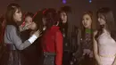 Lee Suhyun yang berada di sampingnya terlihat memeluknya. Tak beberapa lama, para personel Re Velvet lainnya tampak menutupi Yeri dari sorotan kamera. (Foto: YouTube/IBT IU)