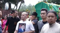 Foto Ariel Noah mengantar jenazah untuk di shalatkan (Adrian Putra/bintang.com)