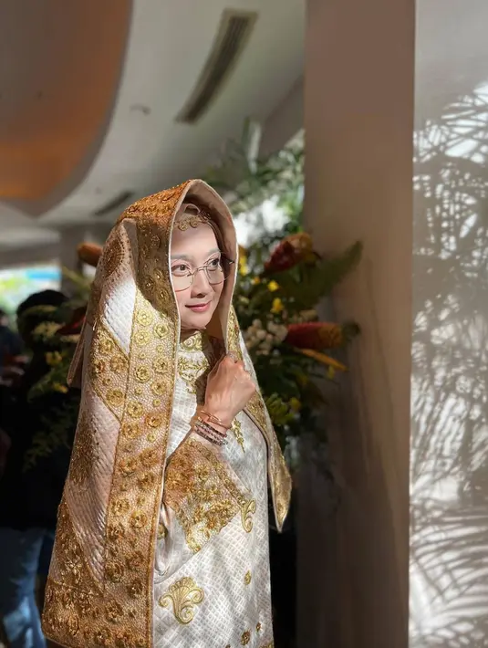 Disebut tampil semakin menawan, Desy Ratnasari yang usianya hampir kepala lima ini menuai banyak pujian dari para netizen dan penggemarnya. (Liputan6.com/IG/@desyratnasariterdepan)