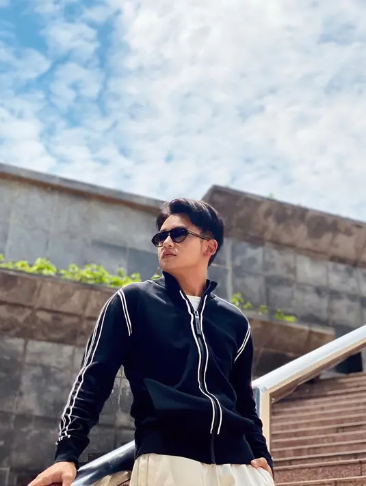 Ketika sedang hangout, pemain sinetron Putri Untuk Pangeran ini tampil santai dengan gaya kasual. Tak lupa, Randy Martin mengenakan kacamata yang membuatnya terlihat makin trendi.(Liputan6.com/IG/@randymartinnn)