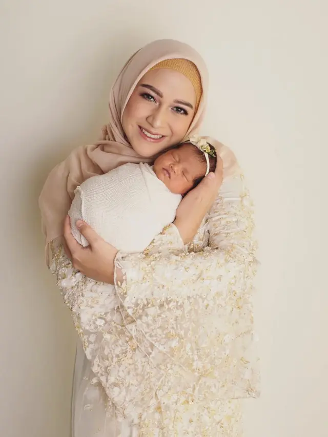 Potret Bahagia Nina Zatulini dengan Putrinya.