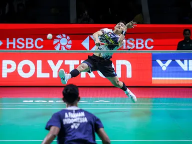 Pebulu tangkis tunggal putra Indonesia, Jonatan Christie melakukan smash ke arah kompatriotnya, Alwi Farhan dalam babak 16 besar Indonesia Open 2026 di Istora Senayan, Jakarta, Kamis (04/06/2026). (Bola.com/Bagaskara Lazuardi)