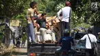 Warga mendistribusikan bantuan berupa paket sembako, obat-obatan, perlengkapan bayi, biskuit hingga air kemasan untuk korban gempa di wilayah Lombok Utara, NTB (21/8). (Liputan6.com/HO/Iwan)