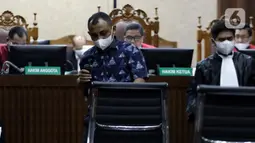 Maskur Husain (kiri) saat menjadi saksi dalam sidang lanjutan dugaan suap penanganan perkara korupsi di Lampung Tengah dengan terdakwa Azis Syamsuddin di Pengadilan Tipikor Jakarta, Kamis (23/12/2021). (Liputan6.com/Helmi Fithriansyah)