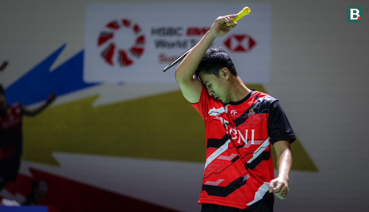 <p>Tunggal putra Indonesia, Shesar Hiren Rhustavito, saat melawan wakil India, Kiran George pada babak penyishian Indonesia Masters 2024 di Istora Senayan, Selasa (23/1/2024). Shesar takluk dengan skor 17-21, 21-12, 15-21. (Bola.com/Bagaskara Lazuardi)</p>