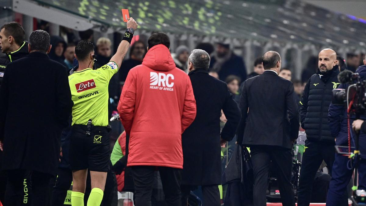 Krononologi Kekacauan Menit Akhir Laga AC Milan vs Lazio: Drama VAR, 2 Kartu Merah, dan Keputusan Jenius Wasit Collu