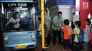 Direktur Marketing PT Blue Bird Tbk  saat mengemusi bus mini menyambut Hari Anak Nasional di Wahana KidZania Jakarta, Jumat (21/07). Blue Bird dan KidZania mengajak anak-anak berkebutuhan khusus bermain peran profesi. (Liputan6.com/Pool)