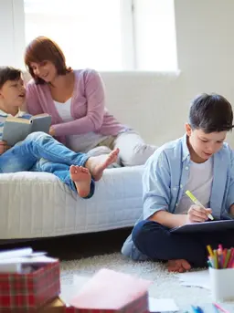 Ilustrasi Keluarga Bahagia Ibu Ayah Anak / Freepik by pressfoto
