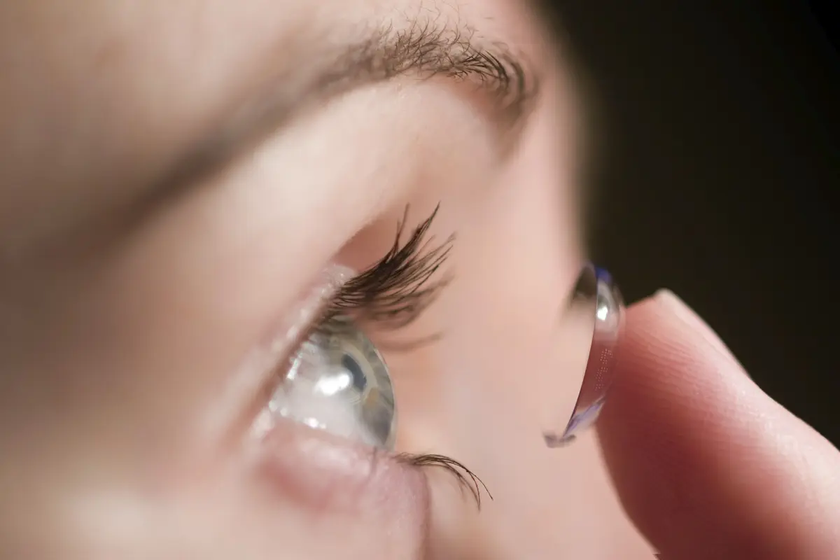 Cegah Keratitis, Gunakan Lensa Kontak dengan Benar