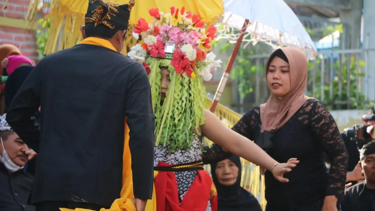Susi Susanti menari  seblang dengan mata terpejam dan dibawa alam sadar. (Istimewa).
